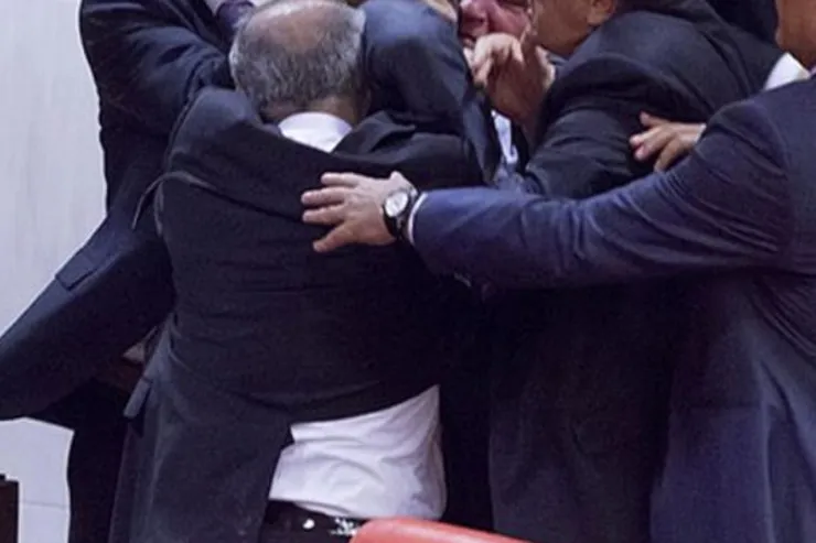 İcra Hakimiyyətindəki qəbulda qalmaqal  - Vəzifəli şəxs başçının müavininə hücum etdi - YENİLƏNİB 