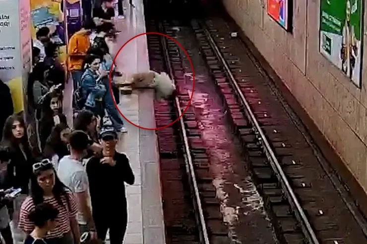 Bakı metrosunda dəhşətli anlar:  sərnişin qatar relsinə belə düşdü - VİDEO 