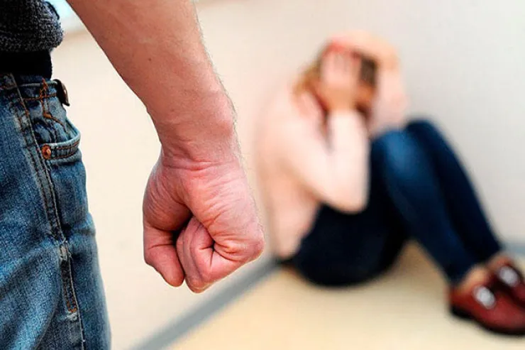 Lənkəranda ŞOK: sinif yoldaşına zəng edən  arvadını döydü