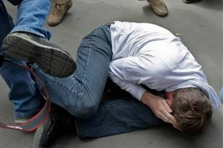 Bakıda 6 nəfər kişini döyüb  telefonunu əlindən aldılar 