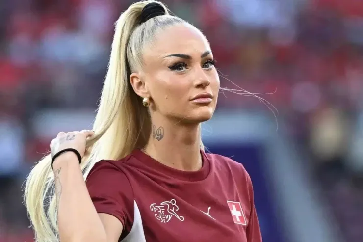 Məşhur futbolçunun evi qarət edildi 