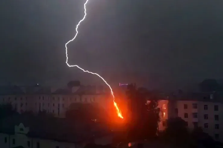 "Bir neçə dəqiqə öldüm" - İldırım vuran qadının  yaşadıqları