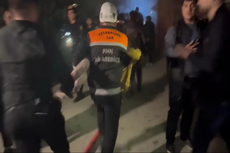 FHN xilas etdi:  Yasamalda yanan binadan belə çıxarıldılar-VİDEO 
