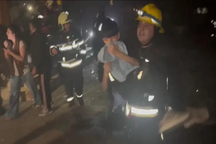 FHN yanğın baş verən binadan sakinləri təxliyyə etdi 