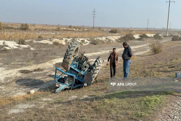 Ucarda minik maşını traktorla toqquşdu, yaralılar var