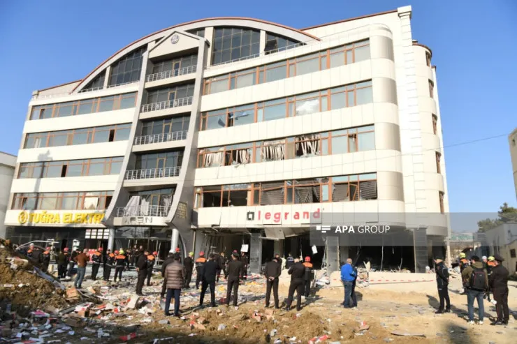 “O işçilər daha əvvəl elektrik xəttini  qırmışdılar” – Partlayış baş verən binadan REPORTAJ 