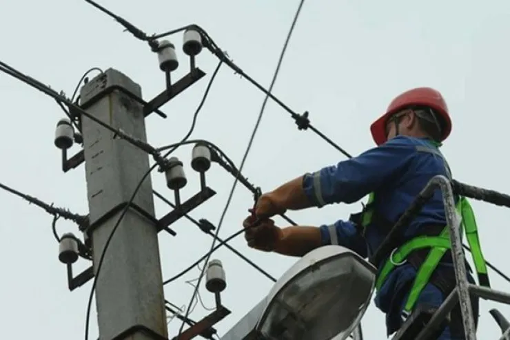 Gəncədə "Azərışıq" işçisini "tok" vurub öldürdü 