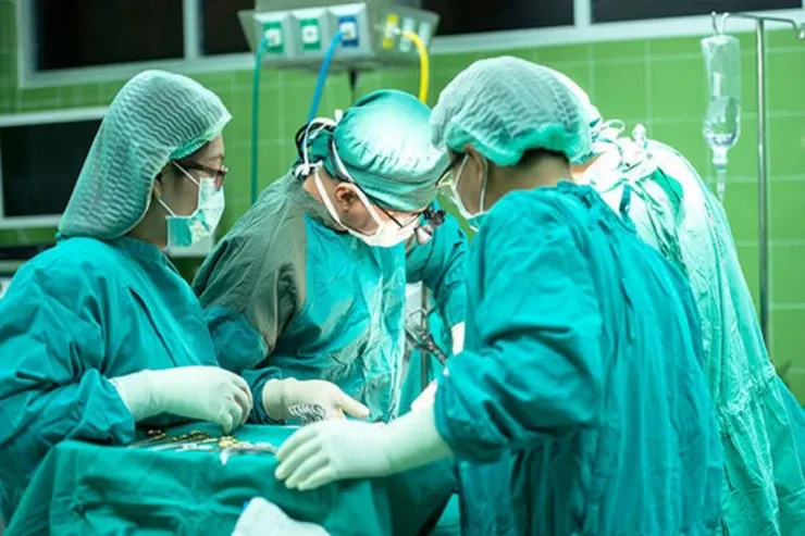 Dünyada bir ilk: Xəstəyə süni sümük implantı qoyuldu 