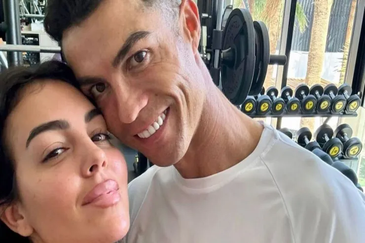  Gözəl cütlük:   Kriştiano Ronaldo nişanlısı ilə açılışda