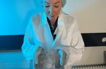 Bu laboratoriyada insan beynindən kompüter  hazırlanır