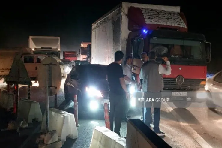 Bakı-Qazax yolunda uzun tıxac yarandı - FOTO 