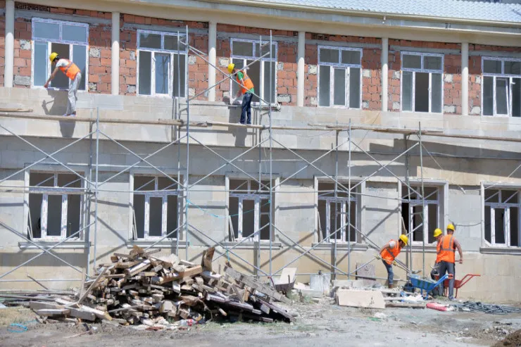 Naxçıvanda yeni tikilən  məktəbdən OĞURLUQ 