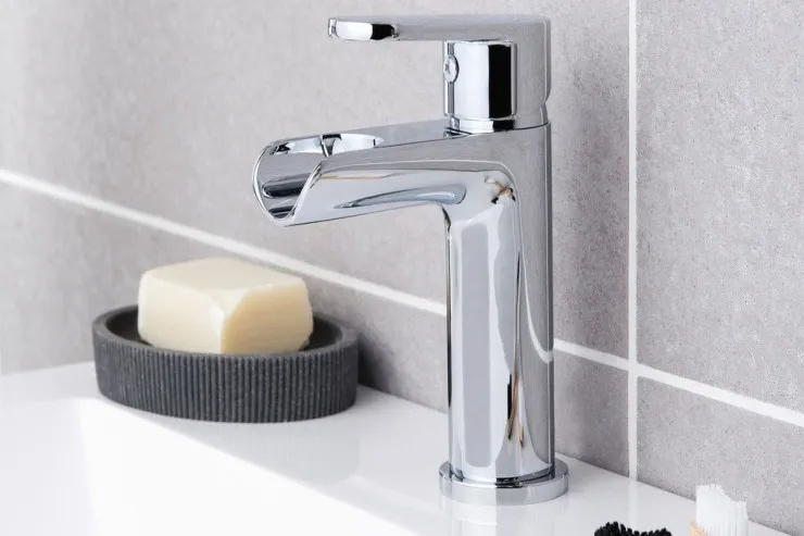 Vanna otağındakı və mətbəxdəki kranların parlaması üçün  nə ilə silmək olar - Təsirli üsul 