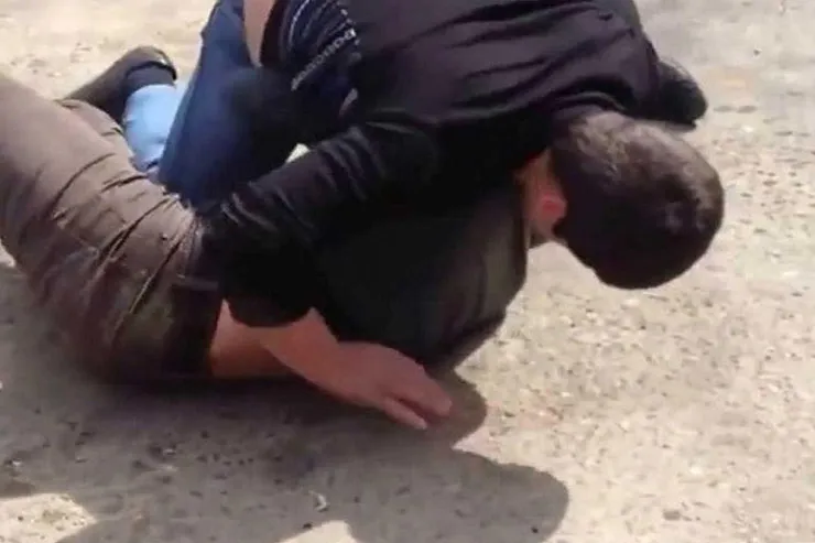 MMA döyüşçüsü namaza görə  kişini döydü