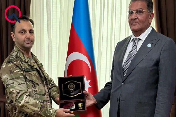 İlqar Abbasov Saleh Səmədova medal veribmiş