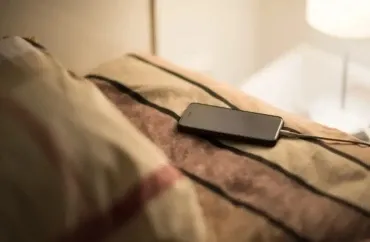 Telefonu şarja taxıb yatmaq zərərlidirmi? - Mütəxəssislər açıqladı