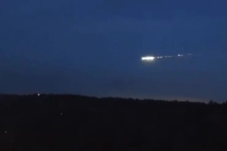 Moskva səmasında meteorit partladı - VİDEO
