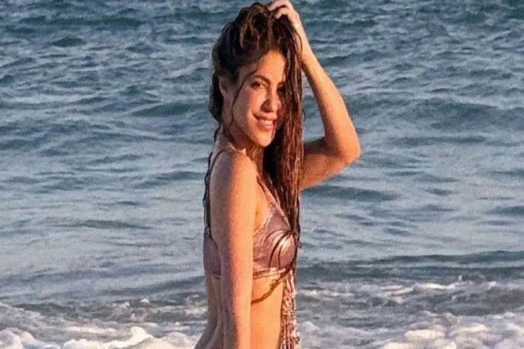 Şakira heyranlarını bikinili fotoları ilə sevindirdi