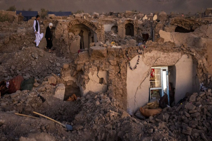 Əfqanıstanda qadınlar dağıntılar altında öldü:  Taliban əvvəlcə kişiləri xilas etdi 