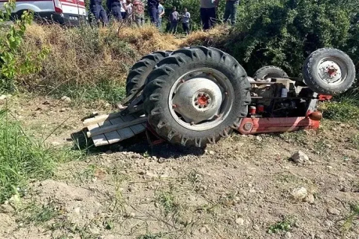 Laçında traktor dərəyə aşdı, ölən var