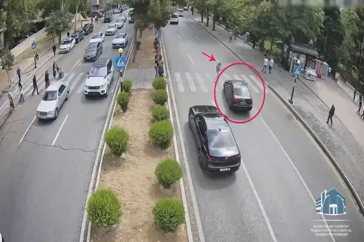 "Göy məscid"in qarşısında maşın piyadanı belə vurdu - HADİSƏ ANI 