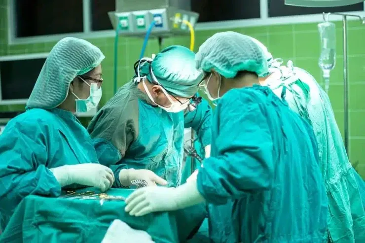 Həkim tibb bacısı ilə cinsi əlaqədə olmaq üçün  əməliyyat otağını tərk etdi