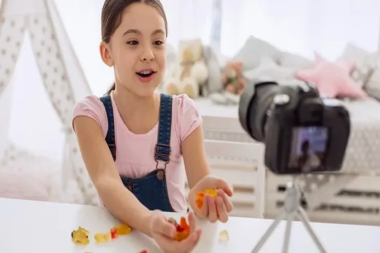"YouTube" uşaq blogerlərin videolarını  niyə silir?