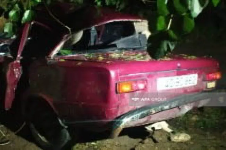 "Vaz 21011" ağaca çırpıldı - Sürücü öldü 