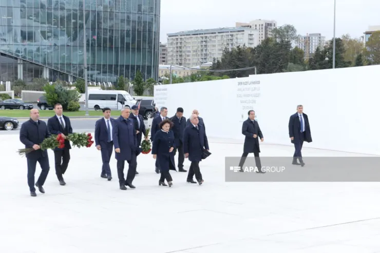 Dövlət rəsmiləri Zəfər abidəsini ziyarət etdi