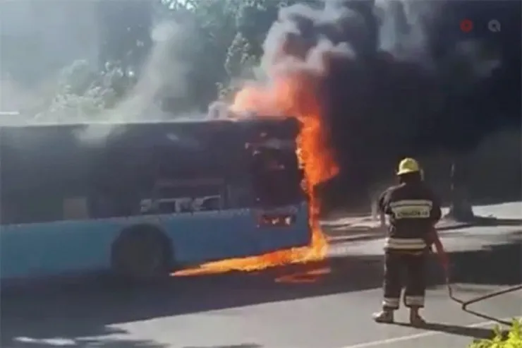 Sumqayıtda sərnişin avtobusu yandı -  VİDEO 