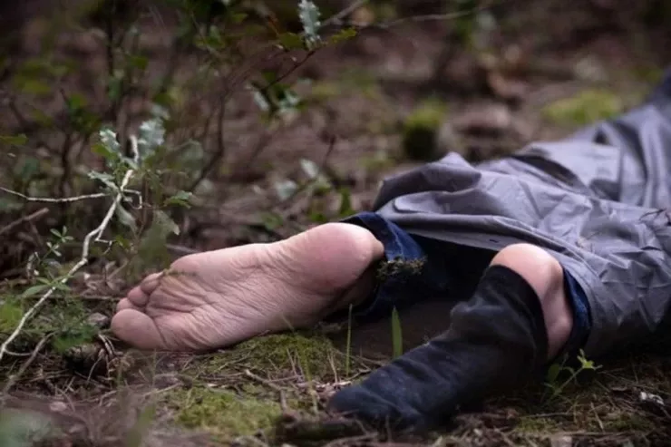 Salyanda yol kənarında meyit  tapıldı