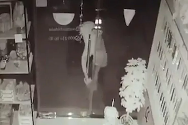 Bakıda telefon oğrusu kameralara düşdü - VİDEO 