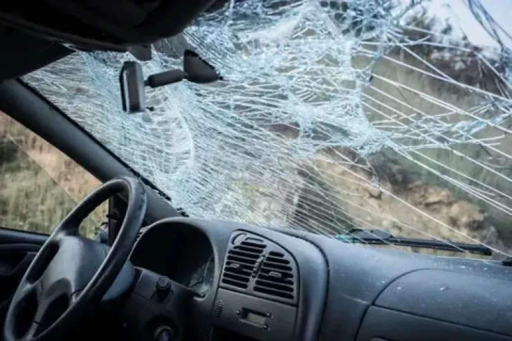 Gəncədə minik maşını mağazaya çırpıldı 