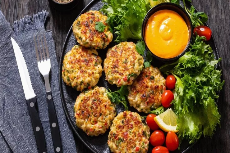 Balıq kotletinin RESEPTİ  - kəsmik və pendirlə, sobada 