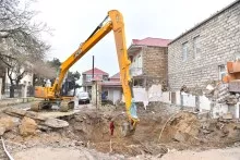 Bakıda kollektorun üzərində tikilən ev söküldü, xəttin bərpasına başlanıldı 