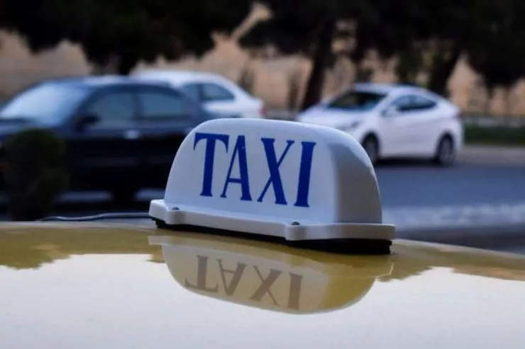 30-dan çox taksi sürücüsünə buraxılış kartı  üçün saxta sənəd verildi: cinayət işi  AÇILDI