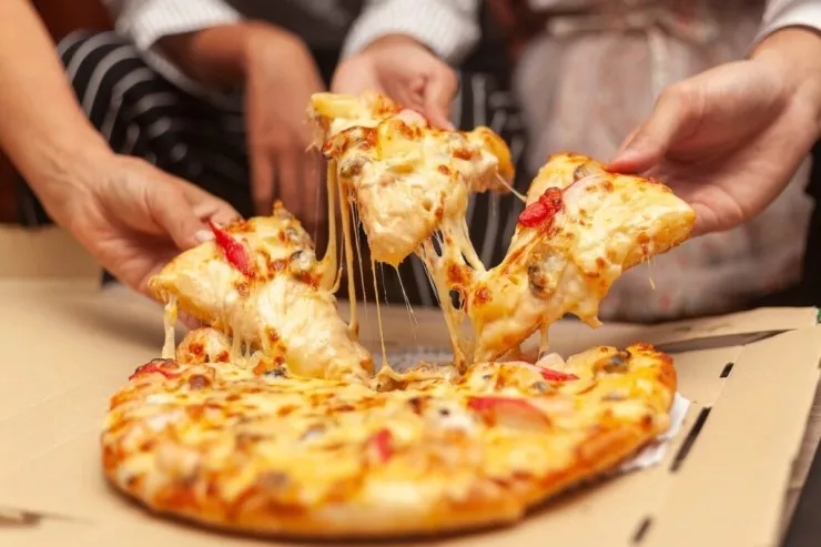 Şirvanda bir ailənin 5 üzvü pizzadan   zəhərləndi