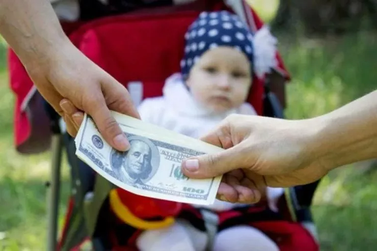 Ana uşaqlarını dilənçilik üçün   1000 dollara  satdı 