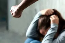 Bakıda papaq üstündə AİLƏ DAVASI:  kişi arvadını döydü