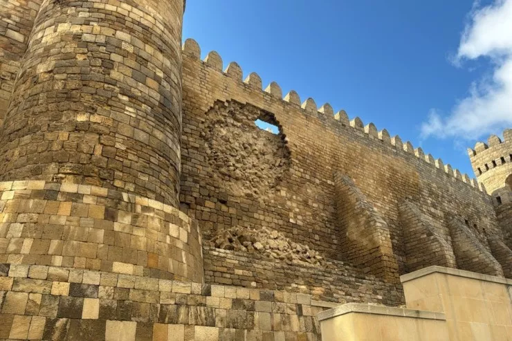 Yağışlar İçərişəhər Qala Divarına da  zərər vurdu