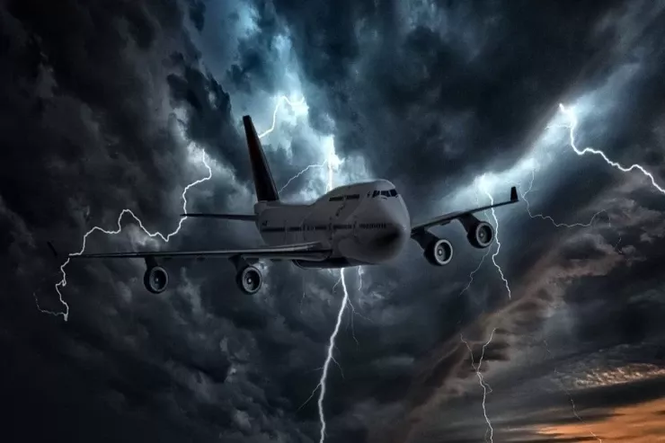 İstanbula uçan təyyarəni ildırım vurdu 