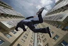 Bakıda DƏHŞƏT:  74 yaşlı kişi binadan yıxılıb öldü 