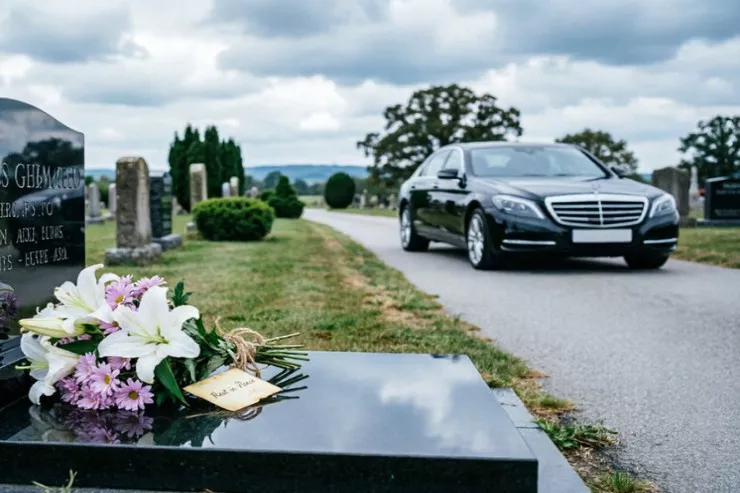 Qohumunun məzarının yanında "Mercedes" basdırdı 