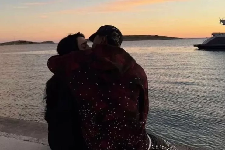 Ulduz futbolçu özündən 17 yaş böyük qadınla  görüşür