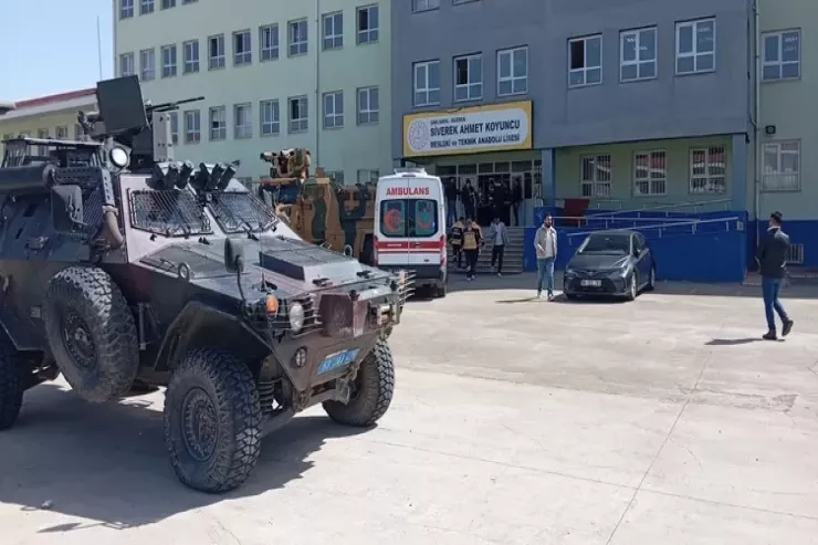 Türkiyədə liseyə silahlı hücum:  8 yaralı var
