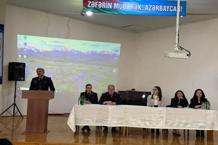 Polis polkovniki məktəblilərlə görüşdü