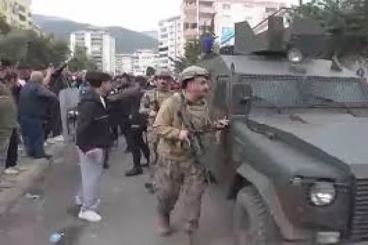 Məktəbdə qətliam törədən şagirdin meyiti zirehli texnika ilə çıxarıldı - VİDEO 