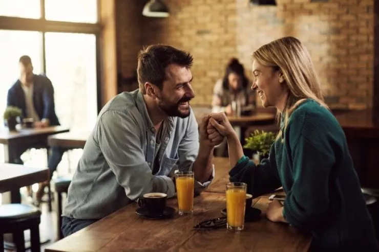 Kişilərin gözlərini qadından çəkə bilməməsinə  səbəb olan 8 gizli jest və işarə 