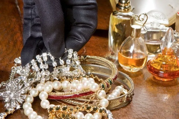 Maştağada evdən 8 min manatlıq qızıl  oğurlandı