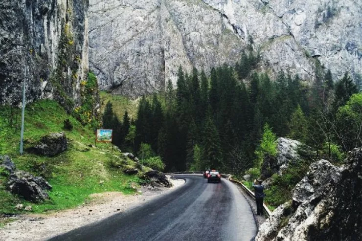 Bu yer sizi heyran edəcək  - mistik qırmızı gölü  və nəhəng qayaları ilə